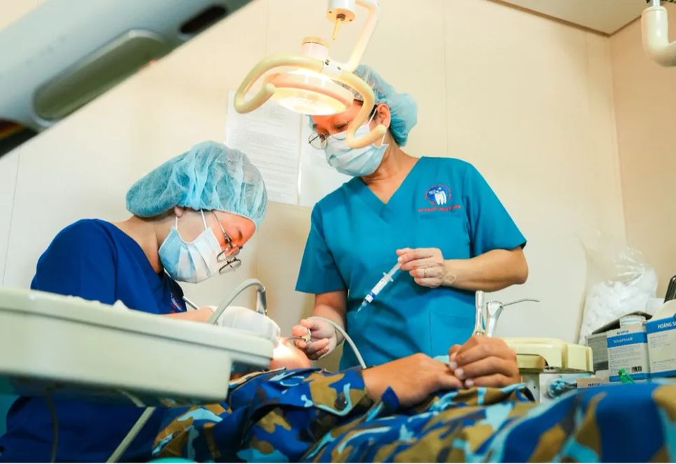 Bác sĩ thực hiện một thủ thuật cho bệnh nhân ở Trường Sa.