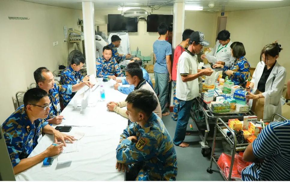 Các bác sĩ thăm khám và phát thuốc cho quân, dân.