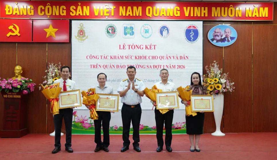 Đại diện 4 bệnh viện nhận bằng khen của Quân chủng Hải quân.