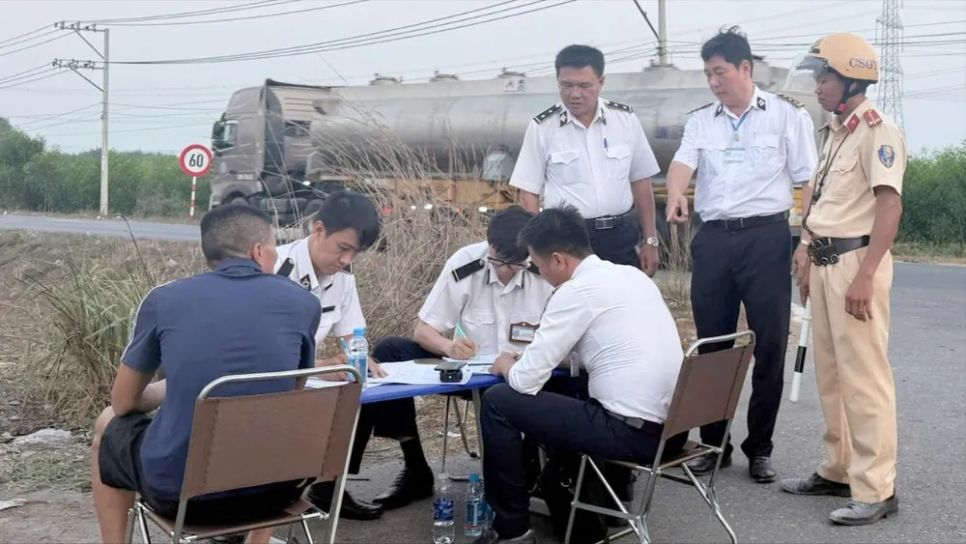 Tổ công tác lập biên bản xử lý vi phạm hành chính