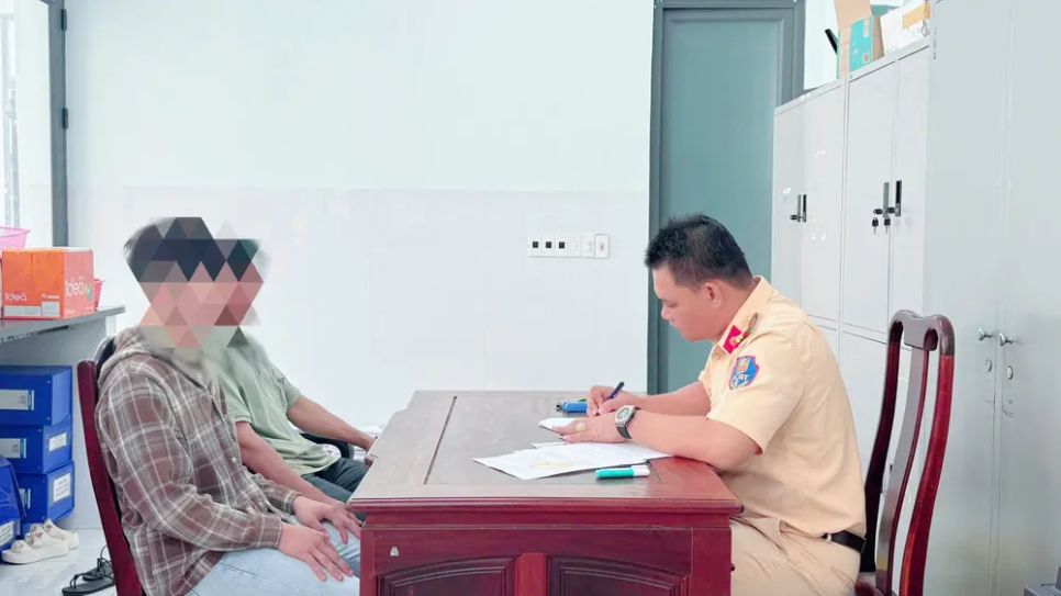 Hai thanh niên vi phạm bị xử phạt và tịch thu phương tiện