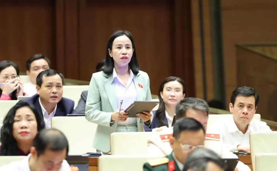 ĐB Võ Ngọc Thanh Trúc, Phó Trưởng Đoàn ĐB Quốc hội TPHCM phát biểu tại hội trường, sáng 23-4. Ảnh: QUANG PHÚC