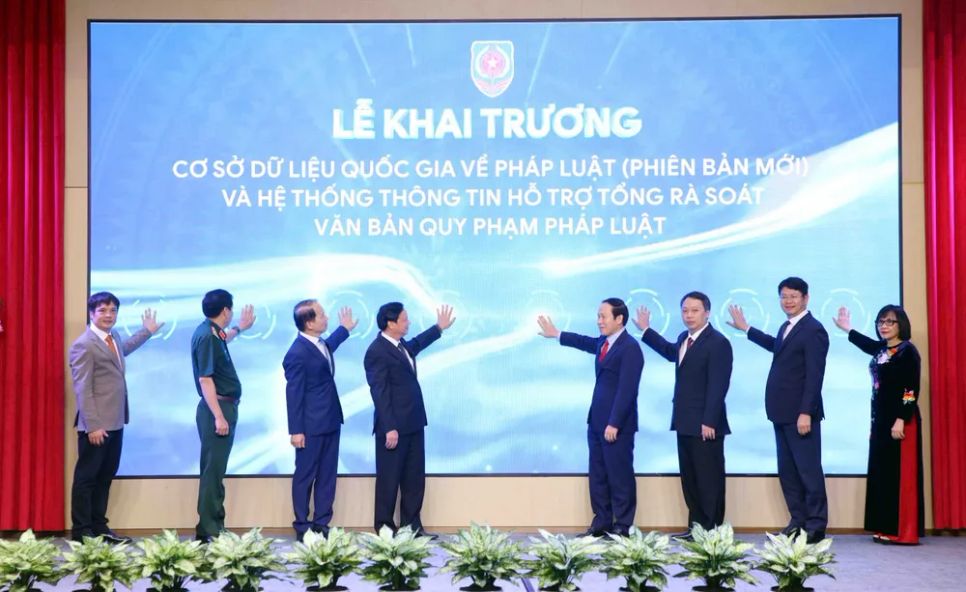 Phó Thủ tướng Chính phủ Lê Tiến Châu, Phó Chủ tịch Quốc hội Nguyễn Khắc Định, Bộ trưởng Bộ Tư pháp Hoàng Thanh Tùng và các đại biểu khai trương cơ sở dữ liệu quốc gia về pháp luật (phiên bản mới)