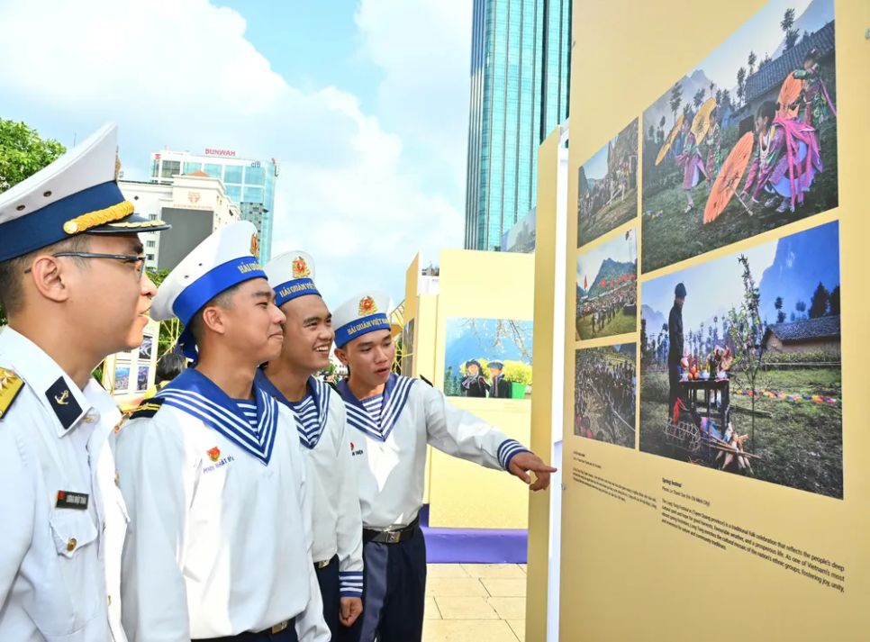 Các đại biểu tham quan triển lãm. Ảnh: VIỆT DŨNG