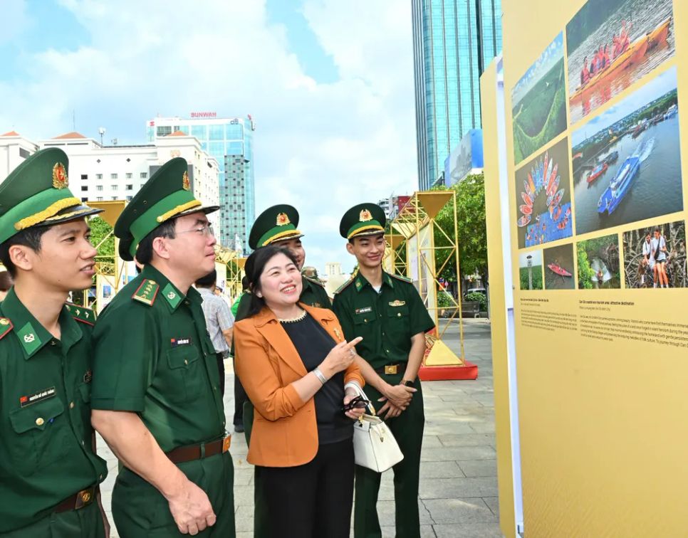 Các đại biểu tham quan triển lãm. Ảnh: VIỆT DŨNG