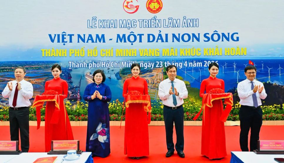 Các đồng chí lãnh đạo Trung ương và TPHCM cắt băng khai mạc triển lãm. Ảnh: VIỆT DŨNG