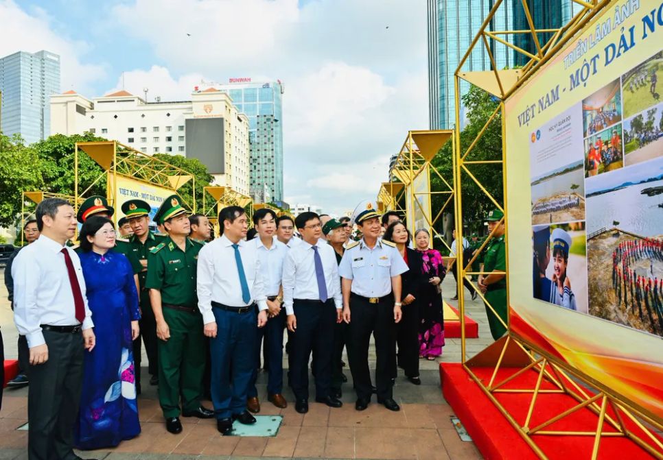 Các đồng chí lãnh đạo Trung ương và TPHCM tham quan triển lãm. Ảnh: VIỆT DŨNG