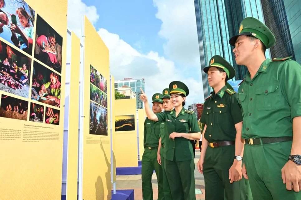 Khai mạc triển lãm ảnh “Việt Nam - Một dải non sông” và “TPHCM vang mãi khúc khải hoàn”