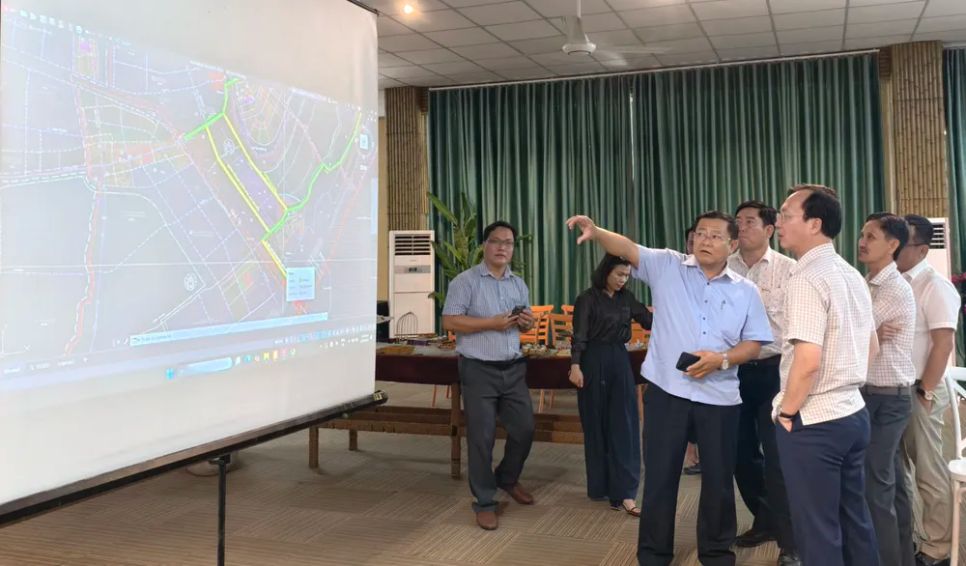 Chủ tịch UBND tỉnh Vĩnh Long Trần Trí Quang xem xét tổng thể quy hoạch dự án