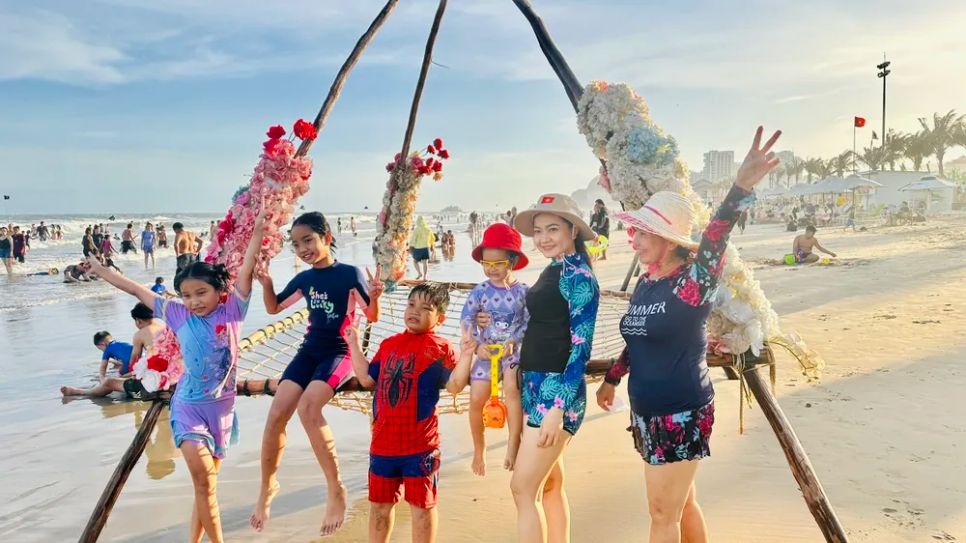 Khách du lịch vui chơi tại biển Bãi Sau (phường Vũng Tàu, TPHCM). Ảnh: QUANG VŨ