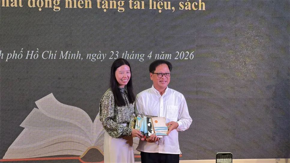 Bà Lê Quang Hạnh Phúc, con gái đồng chí Lê Quang Vịnh, nguyên Trưởng Ban Tôn giáo Chính phủ, cựu tử tù chính trị Côn Đảo, trao tặng sách của gia đình cho tủ sách 