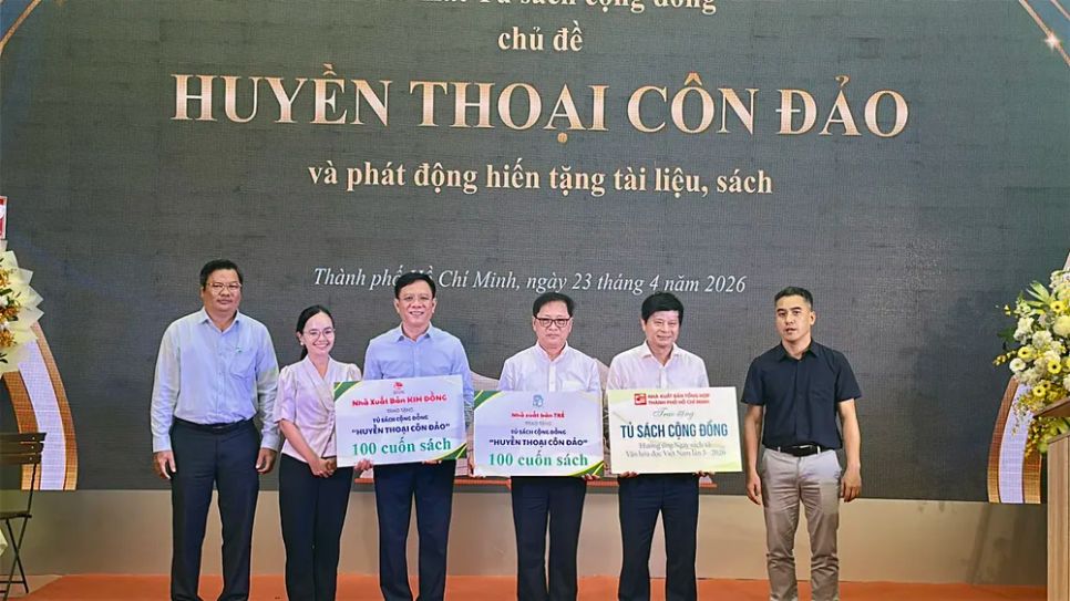 Ban tổ chức đón nhận sách tặng từ các đơn vị như NXB Tổng hợp TPHCM, NXB Trẻ, NXB Kim Đồng. Ảnh: HỒ SƠN