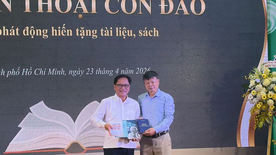 Ông Trần Trọng Ninh (phải), con trai đồng chí Trần Trọng Tân, nguyên Ủy viên Trung ương Đảng, nguyên Trưởng Ban<span style=