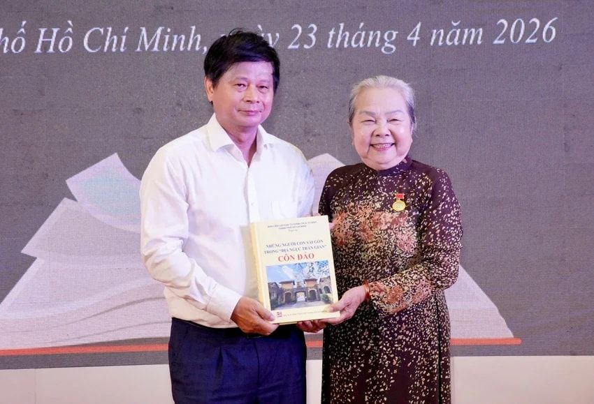 Bà Hoàng Thị Khánh tặng sách cho Ban tổ chức. Ảnh: Hải Nhi