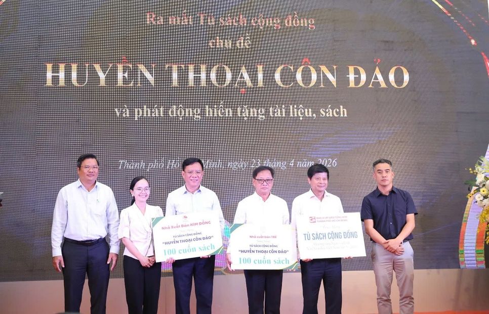Đại diện các đơn vị trao tặng sách, tài liệu, tư liệu quý về lịch sử con người Côn Đảo cho chương trình