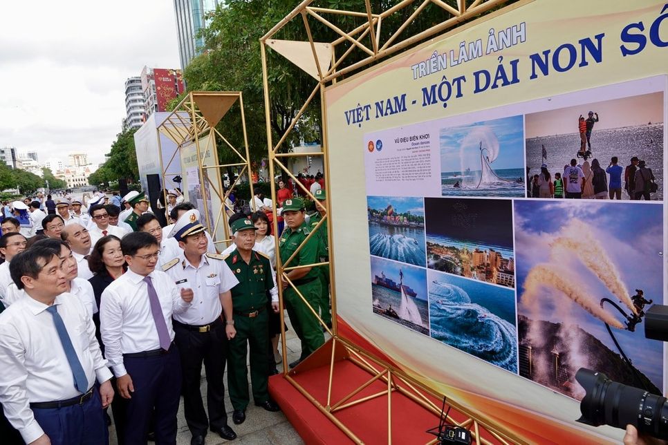 Các đại biểu tham quan triển lãm ảnh. Ảnh: T.T.D