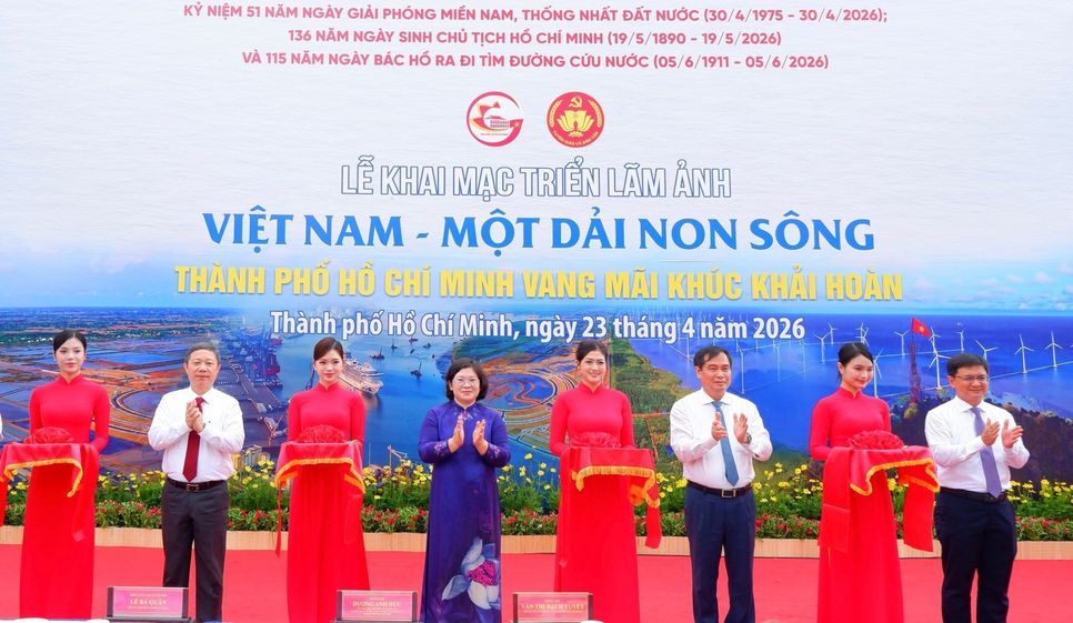 Các đại biểu thực hiện nghi thức khai mạc Triển lãm “Việt Nam - Một dải non sông” và 