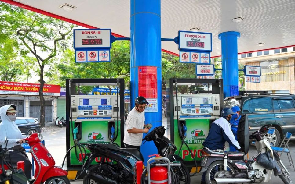 Giá xăng dầu tiếp tục giảm. Ảnh: DMS