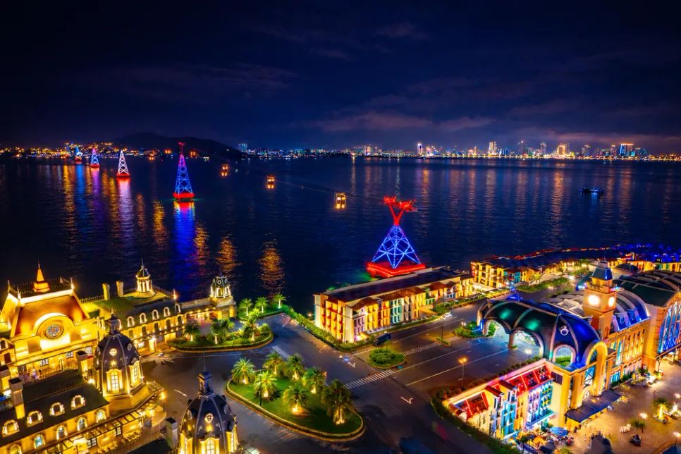 Hòn Tre lung linh rực rỡ về đêm trên vịnh biển