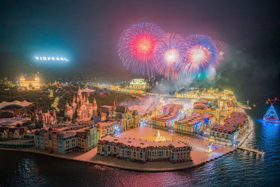 Pháo hoa rực sáng bầu trời Hòn Tre sau Tata Show