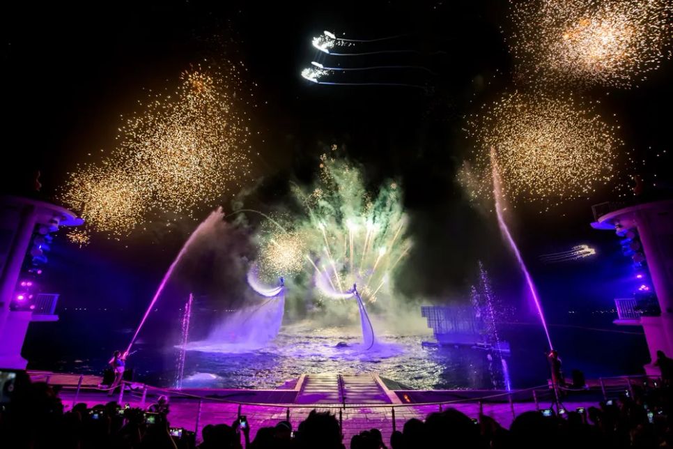 Stunt Show mang đến những màn trình diễn mãn nhãn trên mặt biển