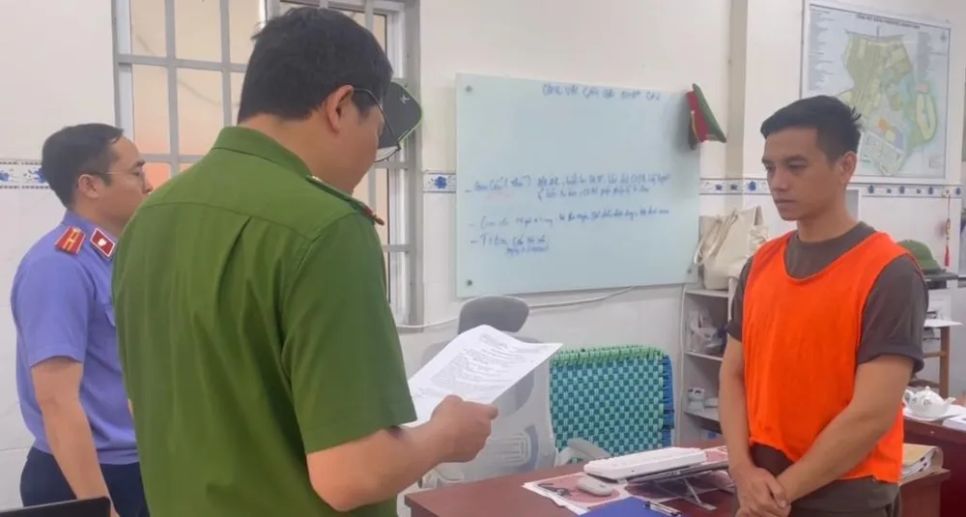 Công an thực hiện lệnh bắt giam Nguyễn Văn Dũng. Ảnh: CA