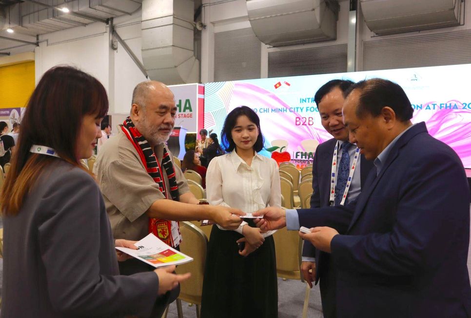 Ông Nguyễn Trung Dũng - CEO Dh Foods trực tiếp kết nối và giới thiệu thương hiệu đến các đối tác quốc tế tại Singapore FHA 2026