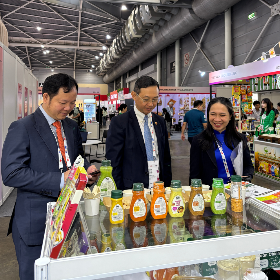Ông Trần Phước Anh (Đứng chính giữa) - Đại sứ Việt Nam tại Singapore đến tham quan gian hàng Dh Foods