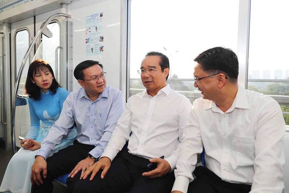 Lãnh đạo TP.HCM đi metro đến Trung tâm phục vụ Hành chính công hôm 31/12/2025