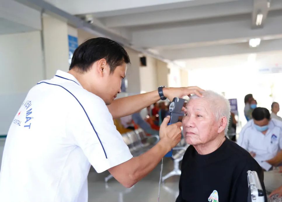 Bác sĩ Bệnh viện Mắt kiểm tra thị lực cho người dân