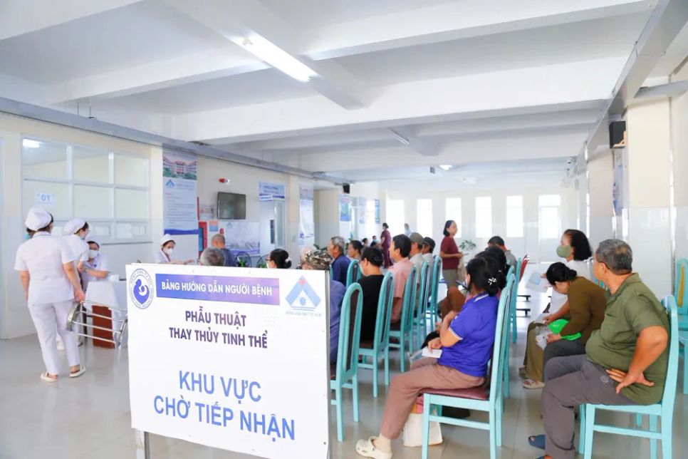 Người dân đăng ký khám, phẫu thuật đục thủy tinh thể miễn phí