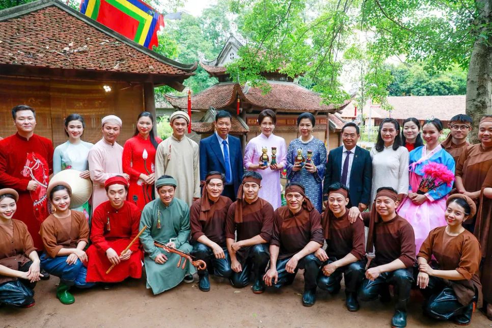 Phu nhân Tổng Bí thư, Chủ tịch nước Tô Lâm, bà Ngô Phương Ly và Phu nhân Tổng thống Hàn Quốc Lee Jae Myung, bà Kim Hae Kyung chụp ảnh cùng các nghệ sĩ của Nhà hát múa rối Việt Nam. Ảnh: VIẾT CHUNG