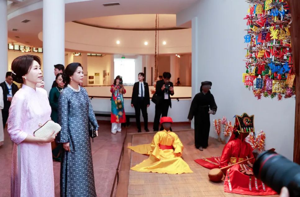 Phu nhân Tổng Bí thư, Chủ tịch nước Tô Lâm, bà Ngô Phương Ly và Phu nhân Tổng thống Hàn Quốc Lee Jae Myung, bà Kim Hae Kyung nghe giới thiệu về 54 dân tộc Việt Nam. Ảnh: VIẾT CHUNG