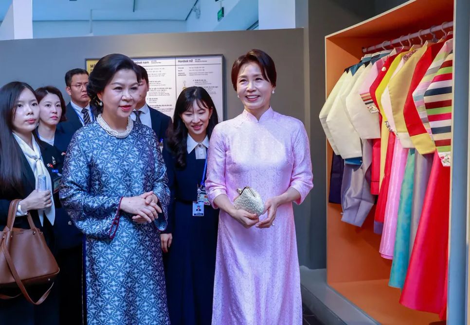 Phu nhân Tổng Bí thư, Chủ tịch nước Tô Lâm, bà Ngô Phương Ly và Phu nhân Tổng thống Hàn Quốc Lee Jae Myung, bà Kim Hae Kyung tham quan Phòng Hàn Quốc. Ảnh: VIẾT CHUNG
