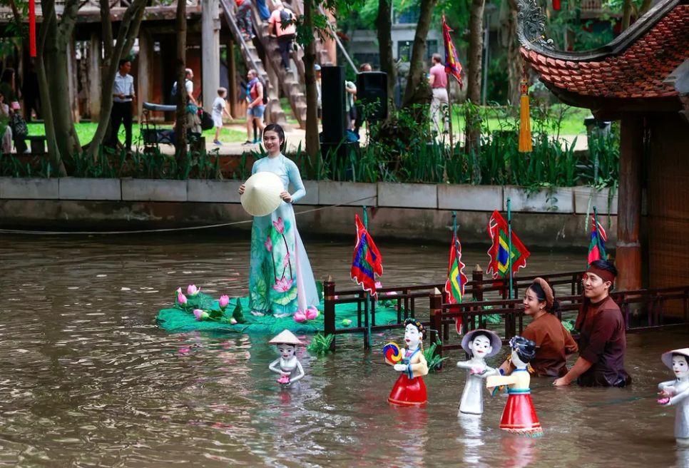Phu nhân Tổng Bí thư, Chủ tịch nước và Phu nhân Tổng thống Hàn Quốc thăm Bảo tàng Dân tộc học Việt Nam