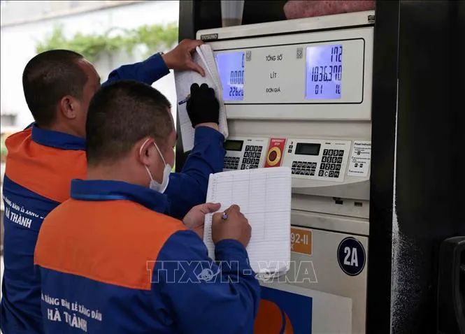 Giá xăng liên tục giảm, RON95-III xuống dưới 23.000 đồng mỗi lít