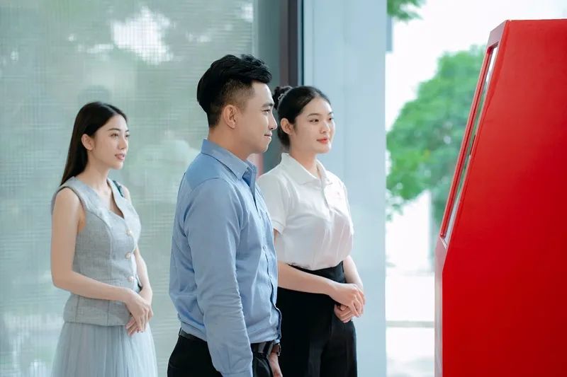 Khách hàng tham gia kiểm tra sức khỏe bằng công nghệ AI hiện đại