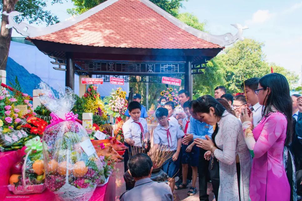 Du khách đến dâng hương dịp Lễ Giỗ Tổ Hùng Vương tại công viên văn hóa Đầm Sen