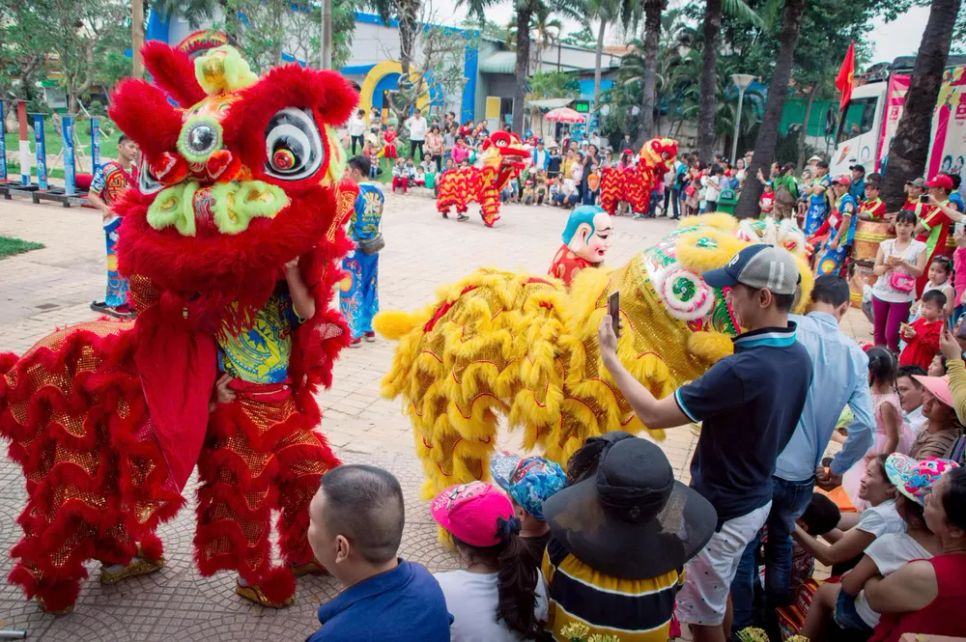 Múa lân trong Công viên văn hóa Đầm Sen