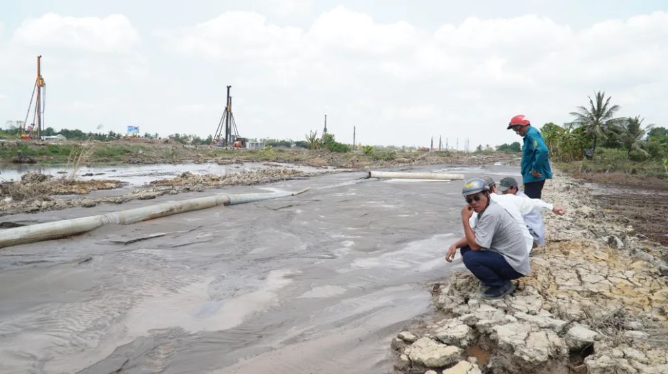 Người dân phản ánh khu vực bơm cát nâng cấp, mở rộng Cảng hàng không Cà Mau làm nước mặn tràn ra xung quanh, ảnh hưởng đến cá nuôi
