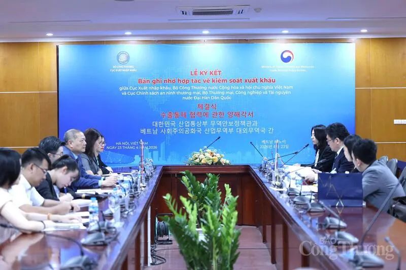 Quang cảnh lễ ký kết Bản ghi nhớ hợp tác về kiểm soát xuất khẩu giữa Việt Nam và Hàn Quốc ngày 23-4. Ảnh: QUỲNH TRANG