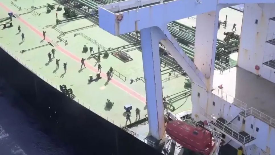 Lực lượng Mỹ trên boong tàu chở dầu Majestic X. Ảnh: X