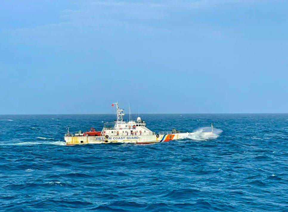 Tàu CSB 4034 làm nhiệm vụ trực SSCĐ trên biển