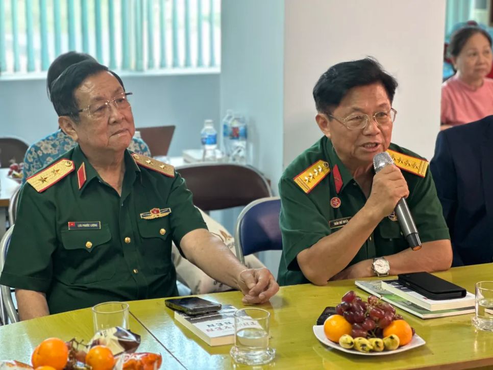 Đại tá, nhà văn Trần Thế Tuyển chia sẻ tại chương trình. Ảnh: QUỲNH YÊN