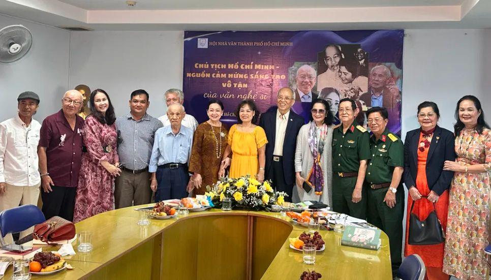 Lãnh đạo Hội Nhà văn TPHCM chụp hình lưu niệm cùng các văn nghệ sĩ. Ảnh: QUỲNH YÊN