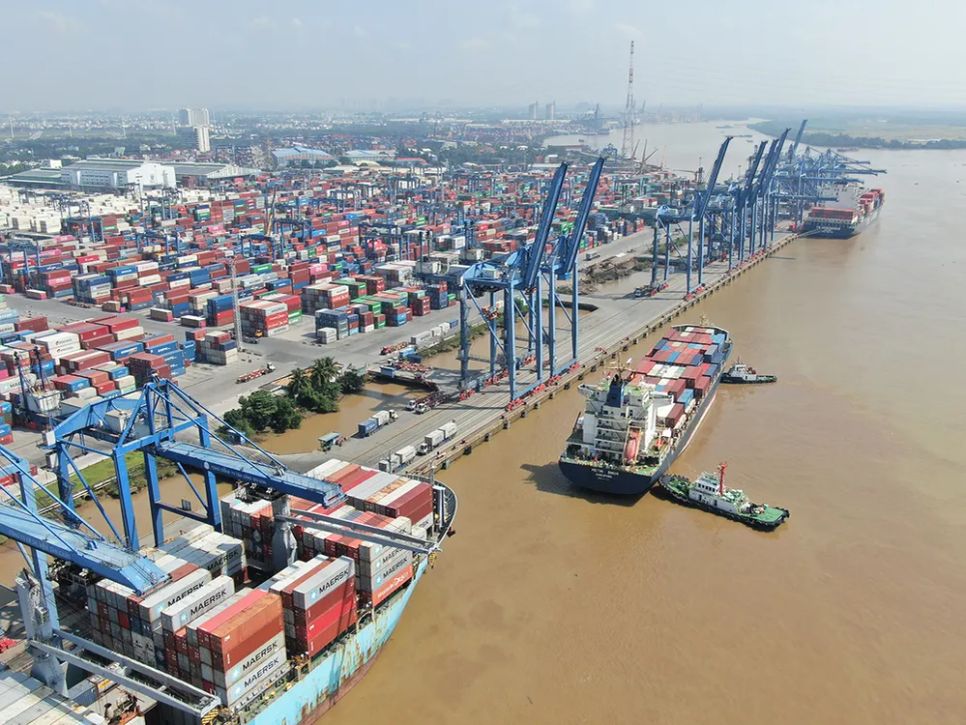 Hoạt động xếp dỡ hàng hóa tại Cảng Cát Lái, TPHCM ẢNH: HOÀNG HÙNG