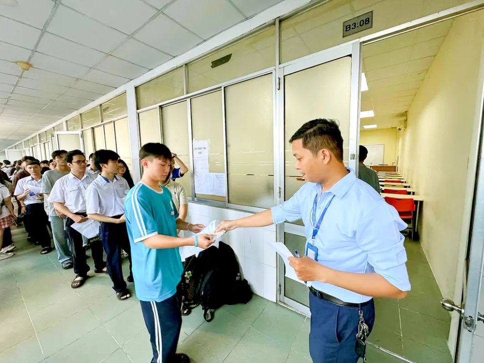 Thí sinh dự thi kỳ thi đánh giá năng lực đợt 1 do Đại học Quốc gia TPHCM tổ chức tại điểm thi Trường Đại học Công nghiệp TPHCM ảnh: THANH HÙNG