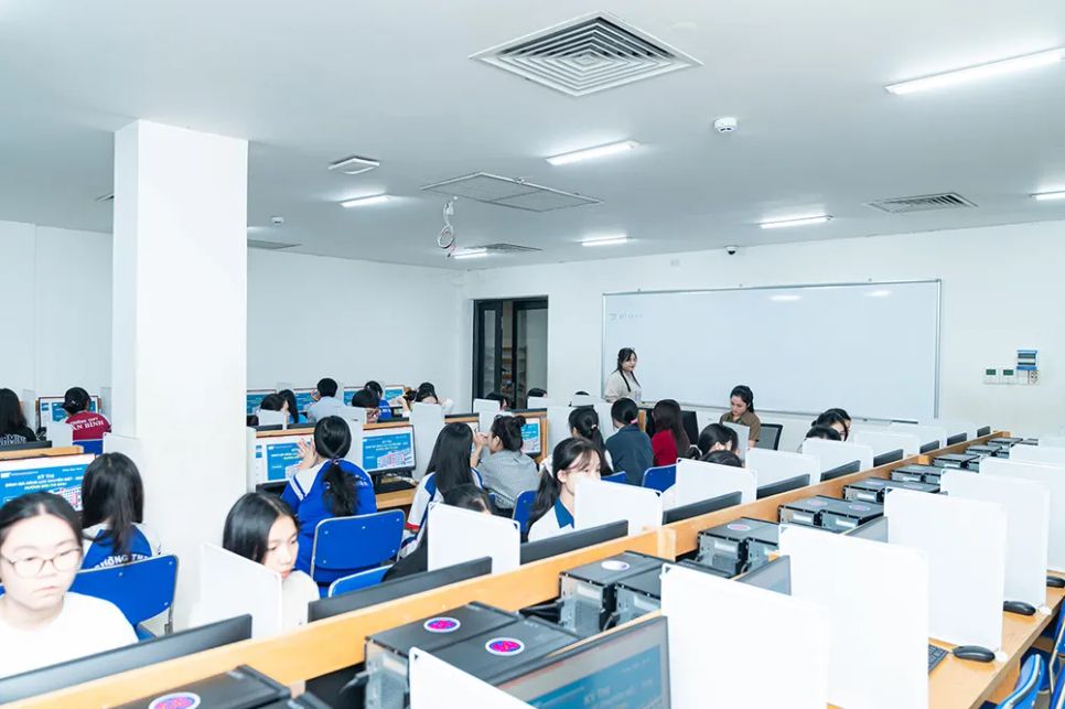 Thí sinh tham gia kỳ thi ĐGNL chuyên biệt do Trường ĐH Sư phạm TPHCM tổ chức, tháng 3-2026