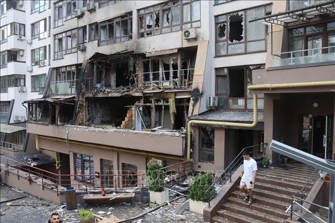 Tòa nhà bị trúng không kích ở Kiev, Ukraine. Ảnh tư liệu: THX/TTXVN