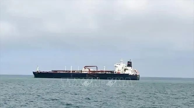 Tàu chở khí dầu mỏ hóa lỏng cập cảng ở Gujarat, Ấn Độ sau khi băng qua eo biển Hormuz, ngày 17/3/2026. Ảnh: ANI/TTXVN